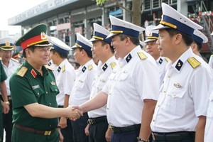 General Ngo Xuan Lich visits officials and soldiers at Saigon Newport Corporation (Photo: SGGP)