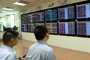 Investors at Vietcombank Securities Company. (Photo: VNA/VNS)