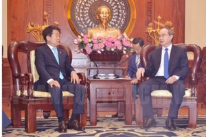 HCMC party chief Nguyen Thien Nhan (R) receives Mr. Jegal Won Yong, Incheon city council’s chairman in HCMC on July 19