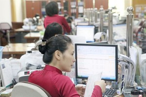 Prime Minister Nguyen Xuan Phuc has urged the State Bank of Vietnam (SBV) to take more comprehensive and bold measures to boost credit growth and reduce interest rates. (Photo: VNS)