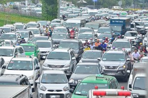 Badly traffic jam occurred in streets leading to Tan Son Nhat International Airport this morning July 20 (Photo: SGGP)