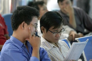 Investors at ACB Securities Company. (Photo: VNS)