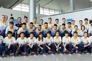 Vietnam women & men futsal teams pose photo at Tan Son Nhat Airport before arriving in Malaysia