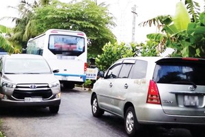 Many drivers travel in other routes instead of National Highway 1A to avoid Cai Lay BOT tollbooth in Tien Giang province (Photo: SGGP)
