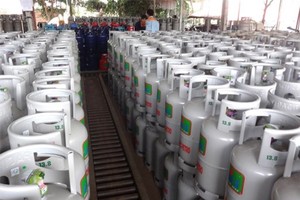 Gas price increases VND16,000 a 12 kilogram cylinder from September 1 (Photo: SGGP)