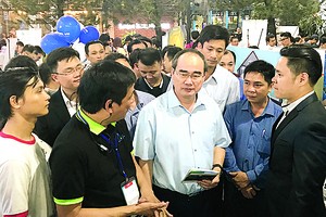 Mr. Nguyen Thien Nhan, secretary of the HCMC Party Committee, visits Saigon Innovation Hub on September 8 (Photo: SGGP)