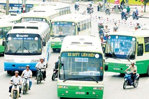 Buses operating in HCMC. The city has halted implementation of the first BRT route in Vo Van Kiet-Mai Chi Tho boulevards (Photo: SGGP)