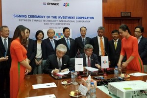 FPT director general Bui Quang Ngoc and director general of Synnex Evans Tu sign the investment cooperation (Photo: SGGP)