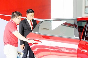 A customer chooses cars at Toyota Dong Saigon shop in HCMC (Photo: SGGP)