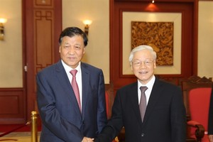 Party General Secretary Nguyen Phu Trong (right) yesterday held talks with Liu Yunshan, Politburo Standing Committee member and Secretary of the Secretariat of the Communist Party of China (CPC) Central Committee, during the latter’s visit to Hanoi (Photo