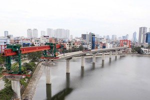 Construction site of the Cat Linh - Ha Dong Urban Railway project at Hoang Cau Lake in Dong Da District, Ha Noi (Photo: VNA/VNS)