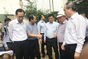 HCMC Party Committee Secretary Nguyen Thien Nhan inspects the pumping system in Nguyen Huu Canh street on September 20 (Photo: SGGP)