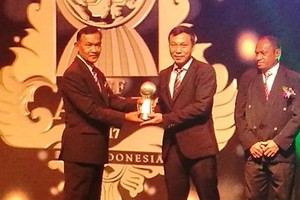 VFF deputy president Nguyen Quoc Tuan (right) receives AFF Award for Member Association of the Year. (Photo: aseanfootball.org)