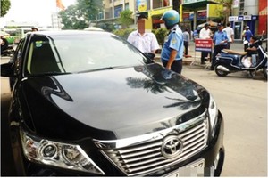 An Uber driver is fined for breaking transport business regulations (Photo: SGGP)