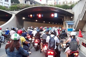  Traffic jam has regularly occurred in Saigon River tunnel because of increasing vehicles through the tunnel (Photo: SGGP)