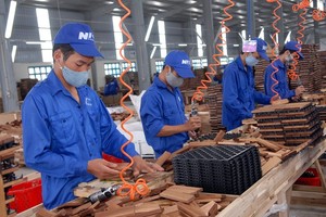 A wood processing line at the Nam Dinh Forest Product Joint Stock Company at Bao Minh Industrial Park. The wood sector is expected to surpass its export target this year. (Photo: VNA/VNS)