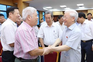Party General Secretary Nguyen Phu Trong (right) meeting yesterday with voters in Hanoi, affirmed the Party and State’s resolve to conduct a “no-holds-barred” crackdown on corruption and negative phenomena. (Photo: VNA/VNS)