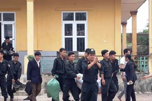 All policemen and officials were released on April 24 after they were captured by local residents in Hoanh Village over a land dispute (Photo: SGGP)