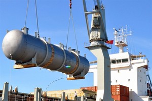 Shipment to Turkmenistan of a 140-tonne pressure tanks produced by the Doosan – Vina Dung Quat in Quang Ngai Province. (Photo: VNA/VNS)