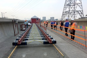 The first rails of Ben Thanh-Suoi Tien metro route are installed on October 24 (Photo: SGGP)