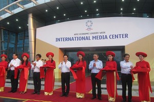 Deputy Prime Minister Pham Binh Minh (centre) and members of the National Asia-Pacific Economic Co-operation (APEC) Committee inaugurate the International Media Centre in Da Nang yesterday. (Photo: VNS)