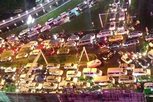 Traffic jam has regularly occurred in Truong Son street in the gateway to Tan Son Nhat Airport (Photo: SGGP)