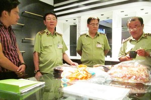 Market management official inspects Khaisilk stores on October 30 (Photo: SGGP)