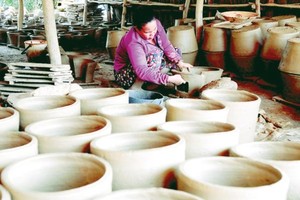 The clay pot trade village in Hon Dat town, Kien Giang province has existed and developed for over a century (Photo: SGGP)