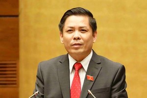 Minister of Transport Nguyen Van The reads the statement on the policy of building North-South Expressway at the meeting