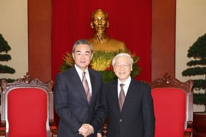 General Secretary of the Communist Party of Vietnam (CPV) Nguyen Phu Trong (right) hosted a reception in the capital city of Hanoi yesterday for Chinese Foreign Minister Wang Yi, who’s on a three-day visit to Vietnam. (Photo: VNA/VNS)