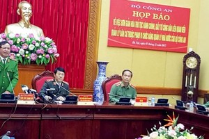 Lt. Gen Tran Van Ve replies to press queries about household register books and identity cards on November 7 (Photo: SGGP)