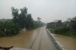 The North South Railway has been submerged under floodwater in Thua Thien-Hue province (Photo: baogiaothong)