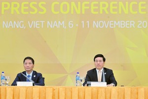 Deputy PM and Foreign Minister Pham Binh Minh and Minister of Industry and Trade Tran Tuan Anh co-chair a press conference at the International Media Centre in Da Nang City on Thursday. (Photo: VNA/VNS)