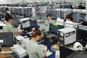 Workers assemble electronics products at a Samsung Electronics factory in Thai Nguyen City, Thai Nguyen Province. (Photo: VNA/VNS)