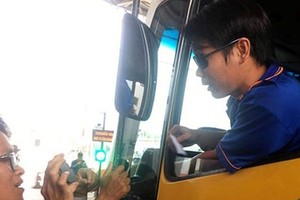Many drivers stop their vehicles at Cai Lay BOT tollgate to oppose the station’s operation in National Highway 1A (Photo: SGGP)