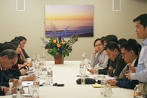 HCMC Party Leader Nguyen Thien Nhan meets Vietnamese young intellectuals in San Francisco, the US on December 11 (Photo: SGGP)