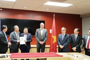 Mr. Nguyen Thien Nhan (3rd, R) witnesses the ceremony of granting investment certificates for three projects into Saigon Hi-Tech Park in San Francisco on December 12, 2017 (Photo: SGGP)