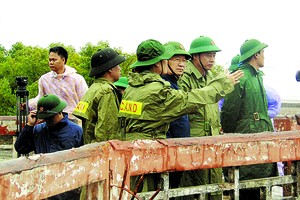 Deputy Prime Minister Trinh Dinh Dung (3rd, R) inspects counter storm operations in Bac Lieu province on December 25 (Photo: SGGP)