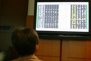 An investor watches stock movements at Bao Viet Securities Company (Photo: VNA)