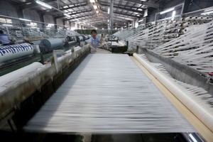 A production line at Hanoi KSA Polymer Joint Stocks Company in Thuy Van Industrial Zone in the northern province of Phu Tho. PM Nguyen Xuan Phuc has urged sectors, localities and enterprises to work together to make the country more competitive. (Photo: V