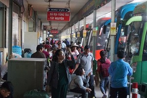 Passengers wait to get board at Mien Dong Coach Station in HCMC (Photo: SGGP)