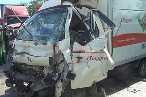 A collision among six vehicles in Nguyen Van Linh street, Binh Hung commune, Binh Chanh district, HCMC on December 30 (Photo: SGGP)