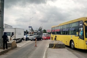 Many drivers have stopped their vehicles at Can Tho-Phung Hiep BOT toll gate and refused to buy tickets to oppose toll levels for the last few days (Photo: SGGP)