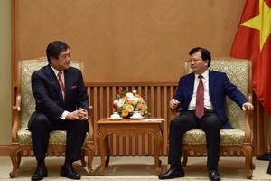 Deputy Prime Minister Trinh Dinh Dung (R) and Mitsui CEO and President Tasuo Yasunaga (Source: VNA)