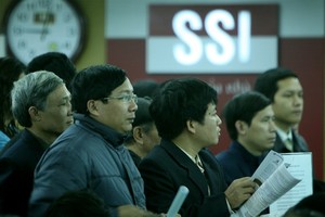 Photo shows investors during a trading session at Saigon Securities Inc’s office in Hanoi (Photo: VNS)