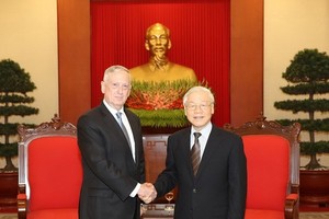 General Secretary of the Communist Party of Vietnam Nguyen Phu Trong (R) receives US Secretary of Defence James Mattis in Hanoi yesterday. (Photo: VNA/VNS)