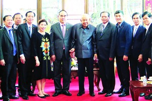 HCMC Party Chief Nguyen Thien Nhan and members of the high ranking delegation from HCMC pose for a picture with former Lao president Khamtay Siphandon during a working visit to Laos on January 26 (Photo: SGGP)