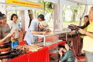 Customers visit and do shopping at Lao Goods Week in HCMC (Photo: nhandan)