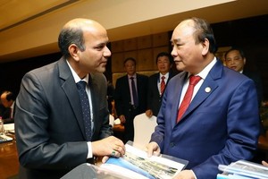 Prime Minister Nguyen Xuan Phuc (R) and Ishwar Mangal of Suzlon (Source: VNA)