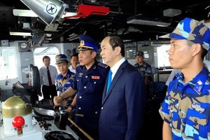 President Tran Dai Quang visit to the Coast Guard Zone 3 High Command in the southern province of Ba Ria-Vung Tau on January 30. (Photo: VNA/VNS)